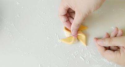 粘在风车中心处。