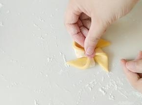 粘在风车中心处。