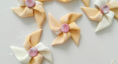 冷水上锅，中小火蒸。