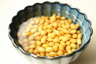 选取品质佳的豆子，量取1杯泡发。