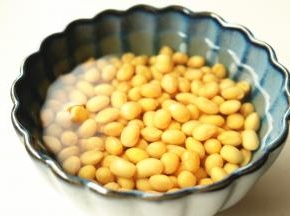 选取品质佳的豆子，量取1杯泡发。