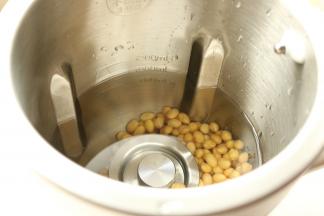 豆子放入豆浆机，加水至1000毫升。