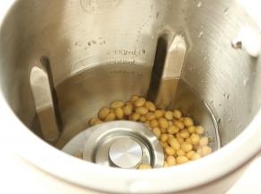 豆子放入豆浆机，加水至1000毫升。