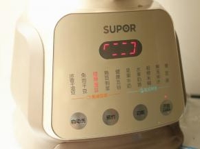 选择嫩滑湿豆功能，开始制作原味豆浆。