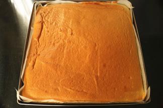 烤一个蛋糕片，我用了小四卷的方子，烤好晾凉待用。