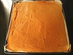 烤一个蛋糕片，我用了小四卷的方子，烤好晾凉待用。