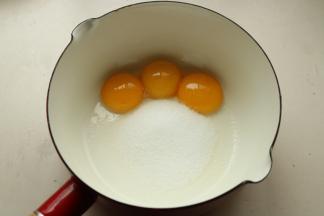 蛋黄三个加入白砂糖，打散。
