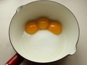 蛋黄三个加入白砂糖，打散。