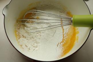 筛入低粉和玉米淀粉搅匀。