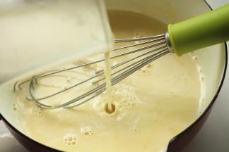 一点点加入热豆浆，不要一下子加入，一边搅拌一边加入，避免蛋黄被烫熟结块。