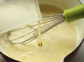 一点点加入热豆浆，不要一下子加入，一边搅拌一边加入，避免蛋黄被烫熟结块。