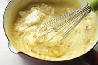 加入室温软化的奶油奶酪。