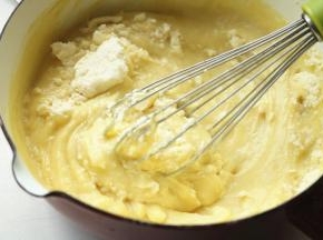 加入室温软化的奶油奶酪。