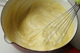 奶锅小火加热，不停搅拌，会越来越粘稠。最后成为顺滑的状态。