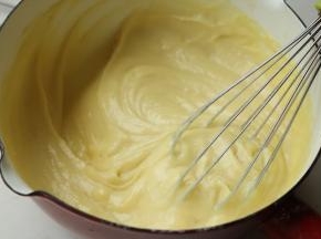 奶锅小火加热，不停搅拌，会越来越粘稠。最后成为顺滑的状态。