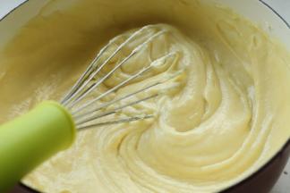 继续加热搅拌至顺滑即可，豆乳酱就做好了。晾凉待用。