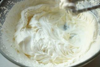 淡奶油加入白砂糖打发。