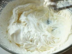 淡奶油加入白砂糖打发。