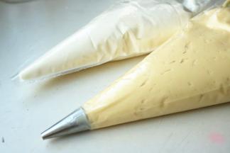 豆乳酱和淡奶油装入裱花袋待用。