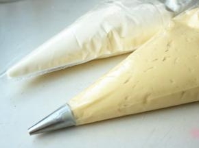 豆乳酱和淡奶油装入裱花袋待用。