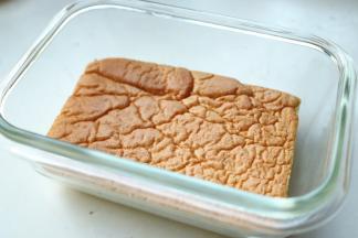 先放入一片蛋糕片。