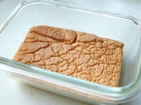 先放入一片蛋糕片。