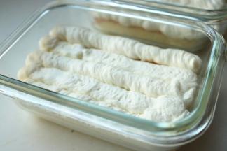 挤上一层打发的奶油。