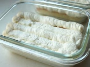 挤上一层打发的奶油。