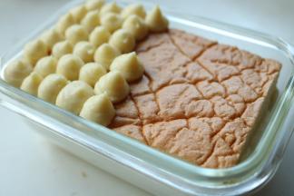 再盖上一片蛋糕片，挤上豆乳酱。