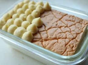 再盖上一片蛋糕片，挤上豆乳酱。