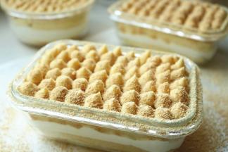 最后撒上熟黄豆粉，用刷子扫去多余的黄豆粉。总共做了3盒加1个杯子。