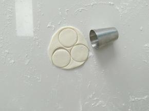 如图，压出白色圆形面片。