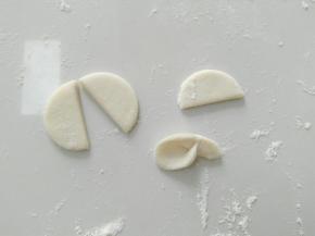 中间切开，取一半对折。