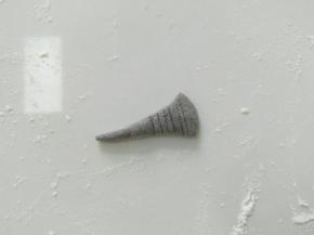 在用黑色面团，捏出象鼻子。