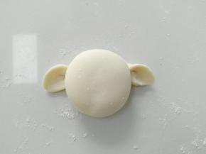 团出一个圆溜溜的脑袋，放上耳朵。