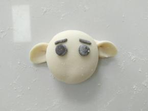 粘上眼睛和眉毛。