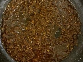 6. 待肉末变色后倒入调好的酱油汁，并加入适量水，翻炒片刻，关火