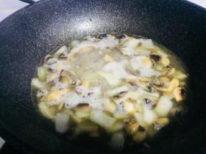 加入少许盐炒匀，然后倒入适量清水煮沸