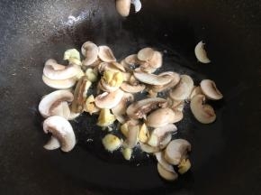加入蘑菇翻炒
