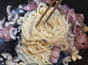 用筷子搅拌均匀