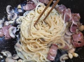 用筷子搅拌均匀