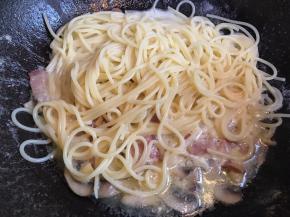 将意大利面加入汤汁中拌均