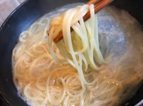 捞出意面放入盆中，加入橄榄油搅拌均匀备用
