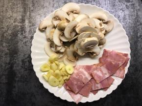 口蘑切片，培根切小片，大蒜切片备用
