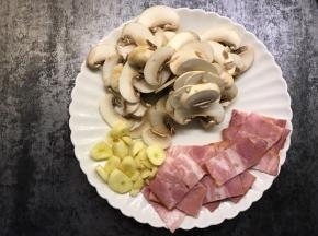 口蘑切片，培根切小片，大蒜切片备用
