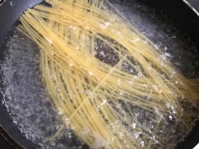 水中加盐煮开，加入意大利面煮熟
