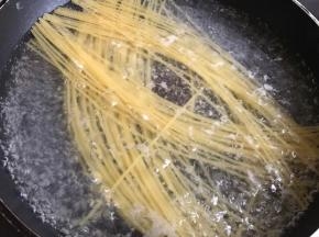 水中加盐煮开，加入意大利面煮熟
