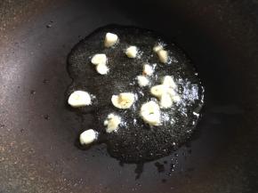 锅内放少许油后加入大蒜爆香
