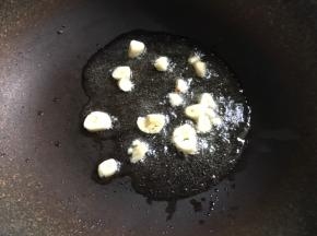 锅内放少许油后加入大蒜爆香
