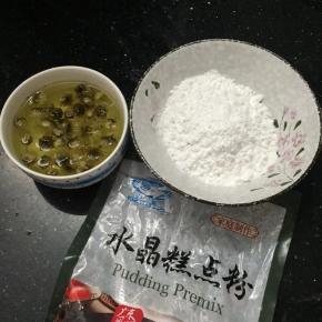 泡上一杯菊花茶，加入适量的白砂糖。